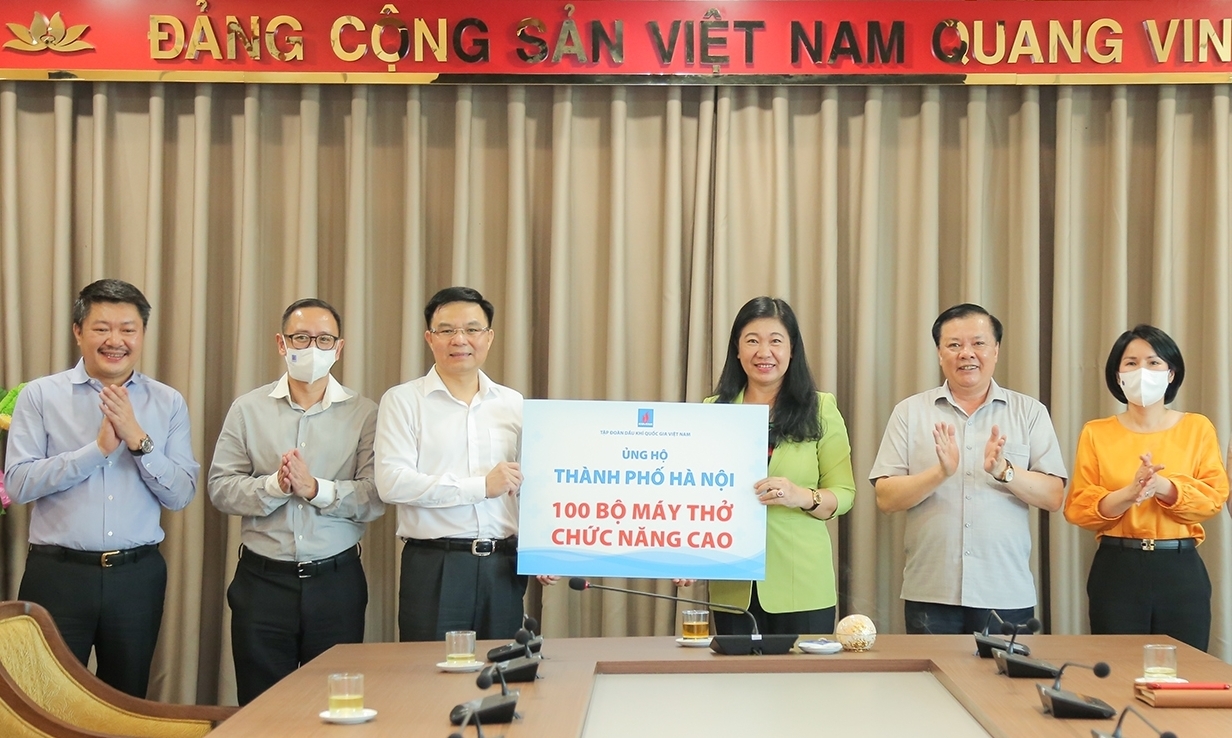 Petrovietnam trao hỗ trợ 100 bộ máy thở cho Thành phố Hà Nội