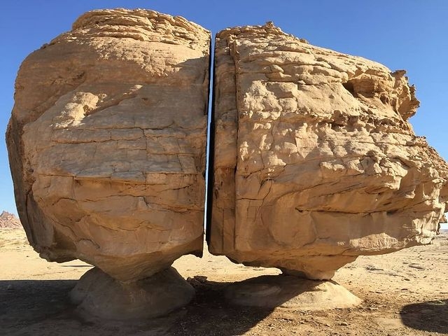 Tảng đá 4000 năm tuổi nứt làm đôi là kỳ quan địa chất bí ẩn nhất thế giới