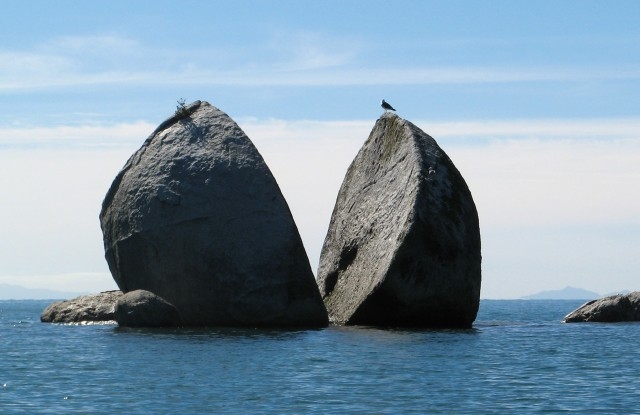 Tảng đá 4000 năm tuổi nứt làm đôi là kỳ quan địa chất bí ẩn nhất thế giới