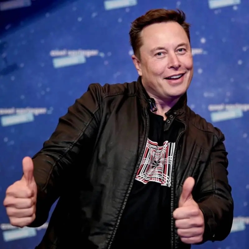 Tỷ phú giàu nhất thế giới Elon Musk hay mặc loại trang phục gì?