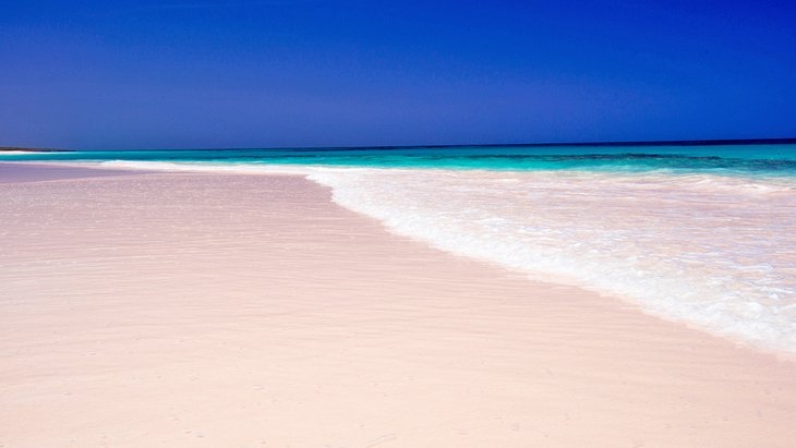 Vẻ đẹp thơ mộng của những bãi biển cát hồng trên thế giới