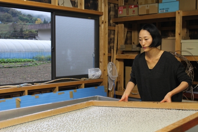Trải nghiệm quy trình làm giấy Washi truyền thống ở Nhật Bản
