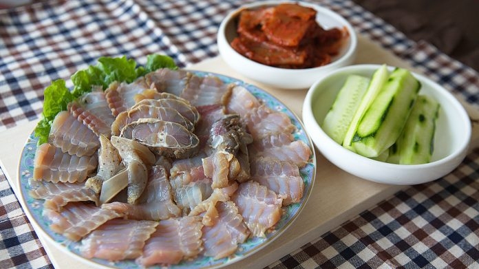 Bạn có dám thử món cá đuối tươi lên men bốc mùi ở Hàn Quốc?
