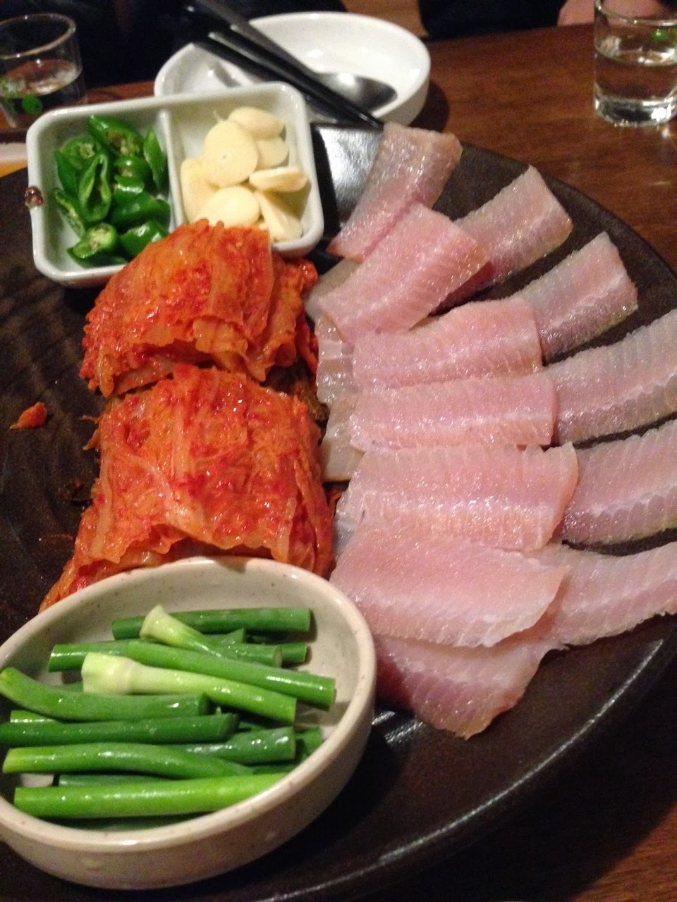 Bạn có dám thử món cá đuối tươi lên men bốc mùi ở Hàn Quốc?