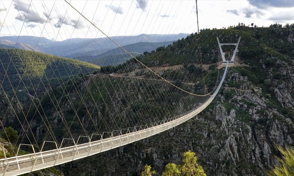 Sửng sốt với cầu treo đi bộ dài nhất thế giới ở Bồ Đào Nha