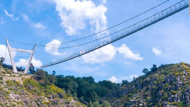 Sửng sốt với cầu treo đi bộ dài nhất thế giới ở Bồ Đào Nha