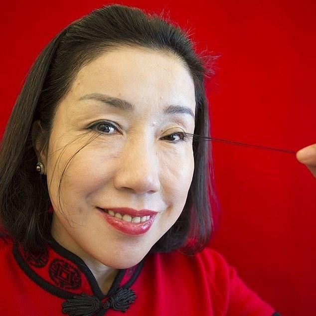 Người phụ nữ lập kỷ lục thế giới với lông mi dài 20cm