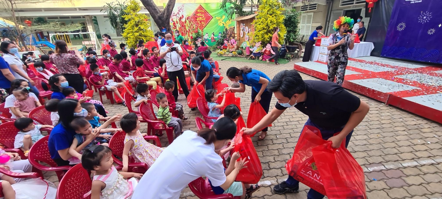 Những trẻ em tàn tật, mồ côi tại Trung tâm bảo trợ trẻ em tàn tật mồ côi Thị Nghè, TP.HCM đã được nhận những phần quà Tết từ Nova Group