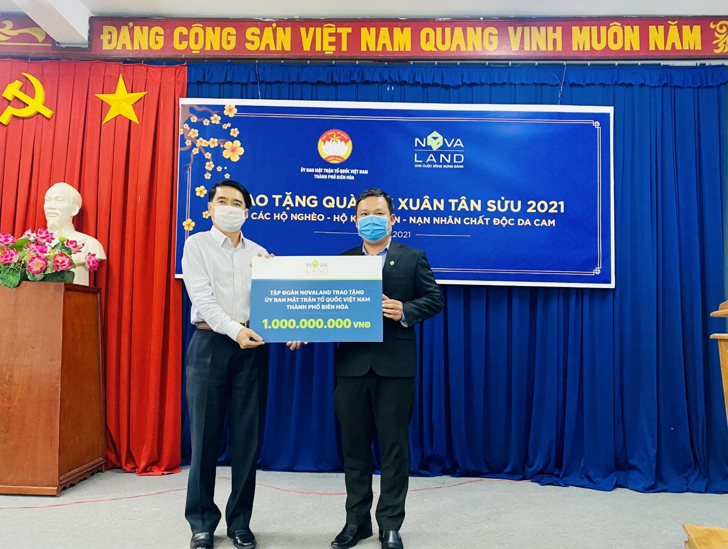 Đại diện Ủy ban Mặt trận tổ quốc Việt Nam thành phố Biên Hòa nhận quà tài trợ 1 tỷ đồng của Nova Group