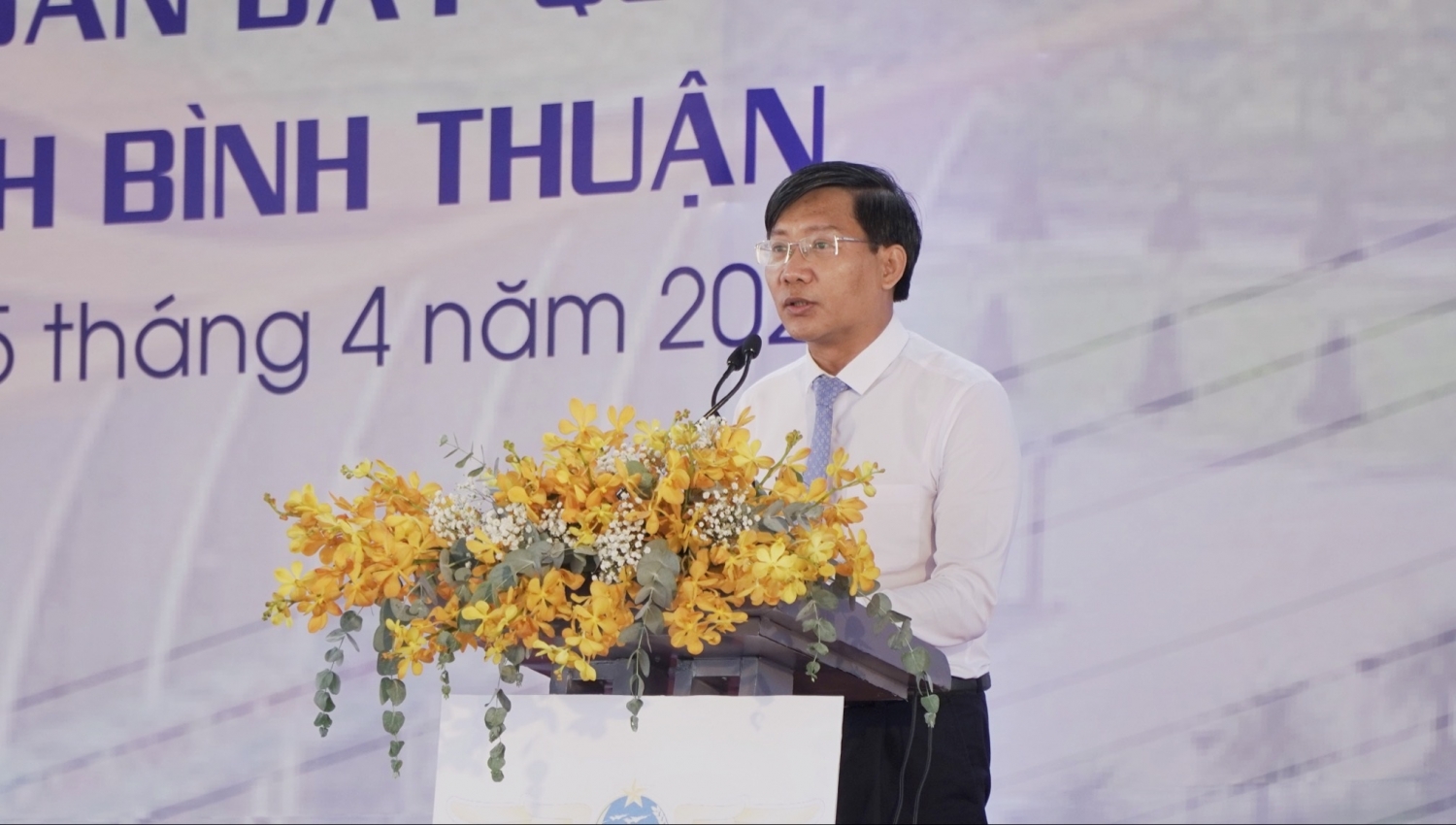 Ông Lê Tuấn Phong – Chủ tịch UBND tỉnh Bình Thuận phát biểu tại Lễ chuẩn bị mặt bằng và triển khai xây dựng sân bay Phan Thiết ngày 5/4.