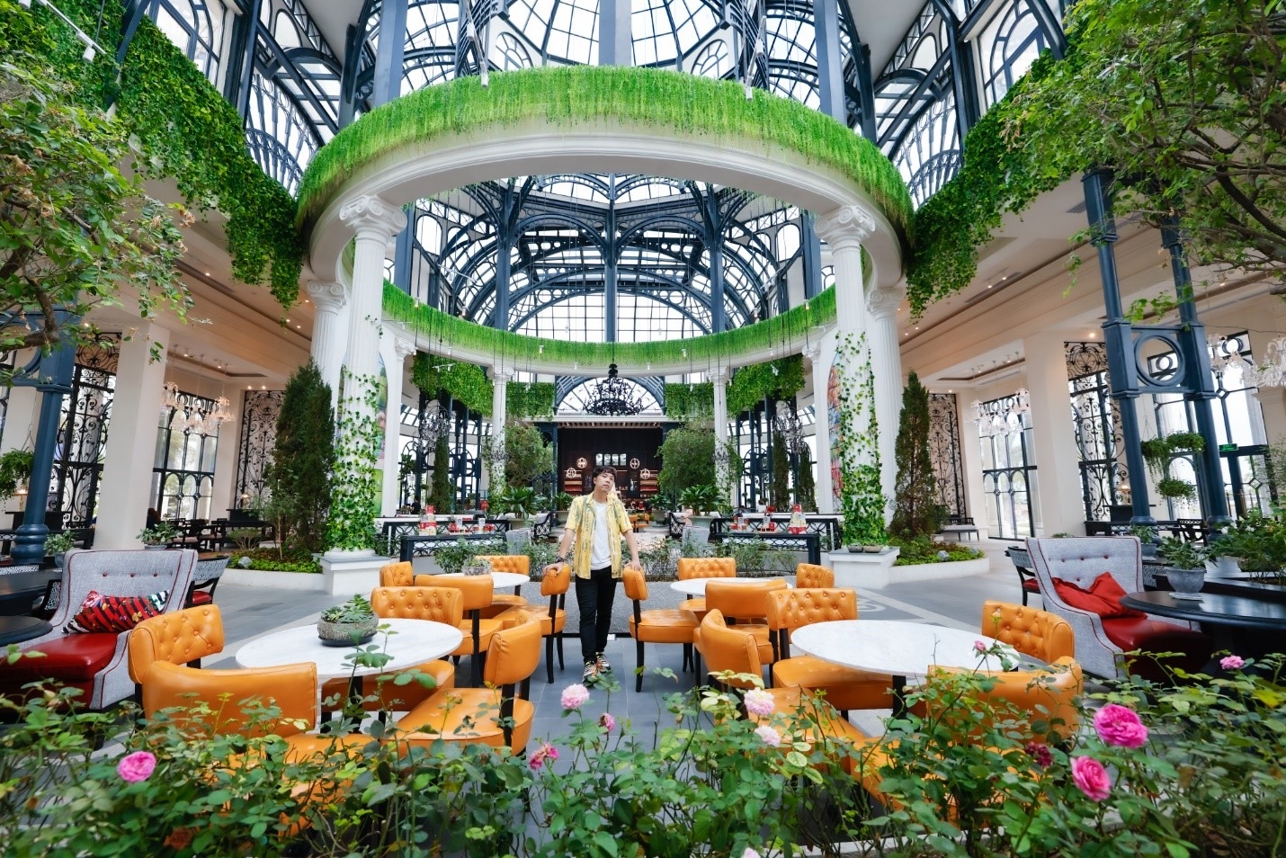 Tại dinh thự ánh sáng Garden Palace, khách hàng có thể vừa uống cà phê, tìm hiểu không gian sống mới và check-in  những khung hình đẹp như ý