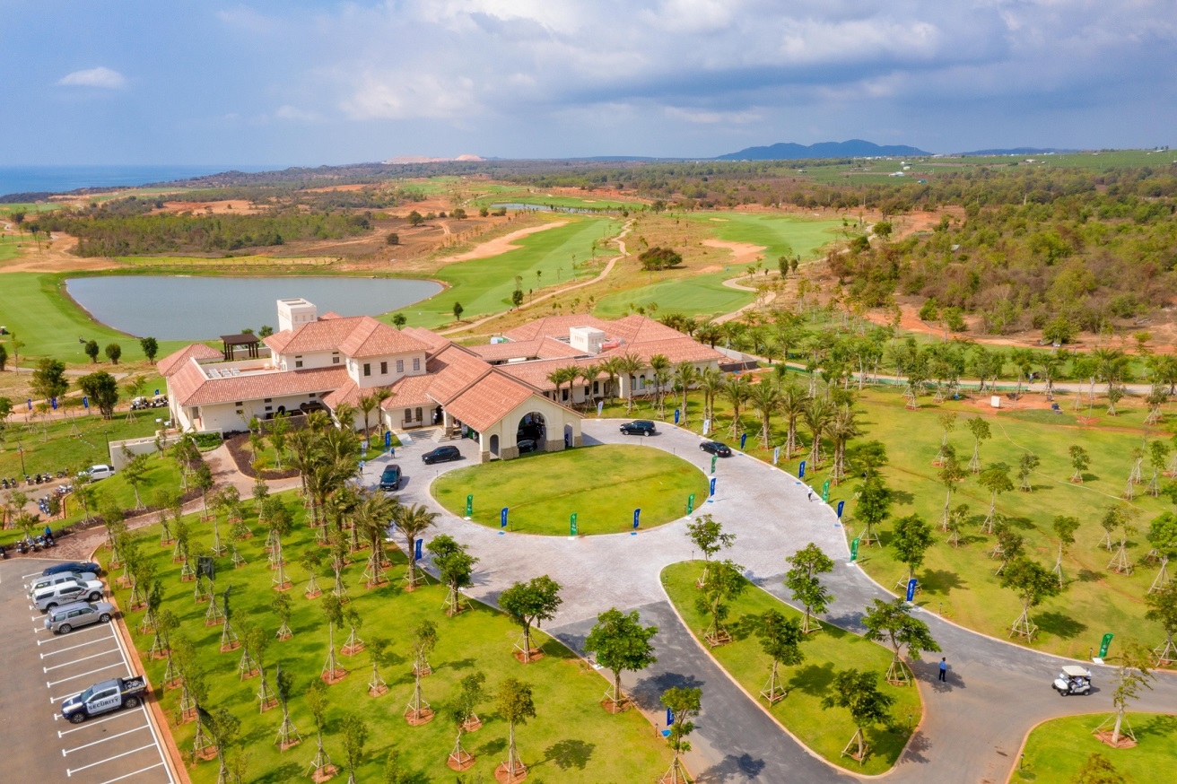 Sân golf PGA Ocean với tầm nhìn toàn cảnh Vịnh Phan Thiet tại NovaWorld Phan Thiet đã vận hành trong tháng 04/2021.