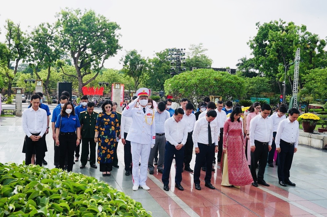 Đoàn đại biểu Tổng công ty ĐLDKVN tại lễ dâng hương
