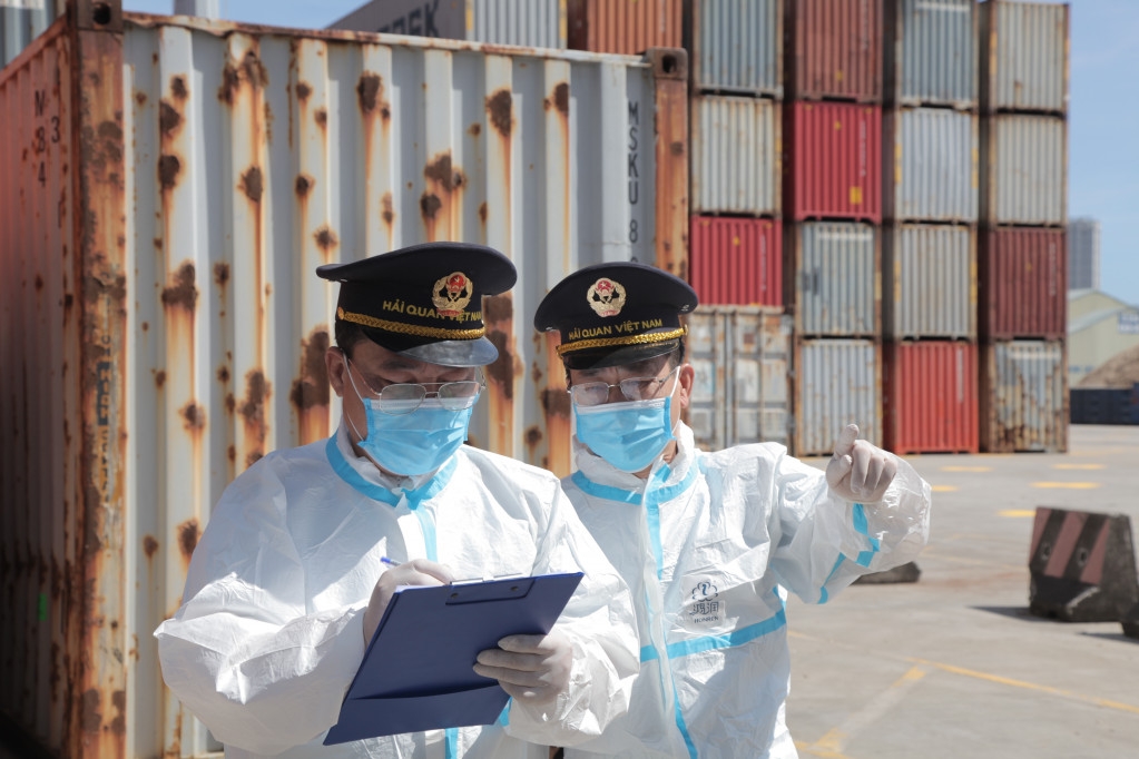 Sau khi các container được bốc xếp xuống kho bãi, cán bộ Chi cục Hải quan Cửa khẩu cảng Hòn Gai giám hoạt động xếp dỡ hàng hóa XNK tại cảng.