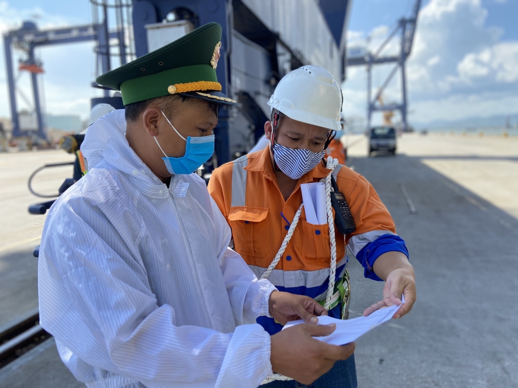 Đồn Biên phòng Cửa khẩu cảng Hòn Gai kiểm tra danh sách công nhân CICT Cái Lân được phép lên tàu làm việc và sẽ giám sát toàn bộ quá trình làm hàng.