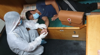 Tàu KN 462 cứu giúp ngư dân Quảng Nam bị bệnh trên biển