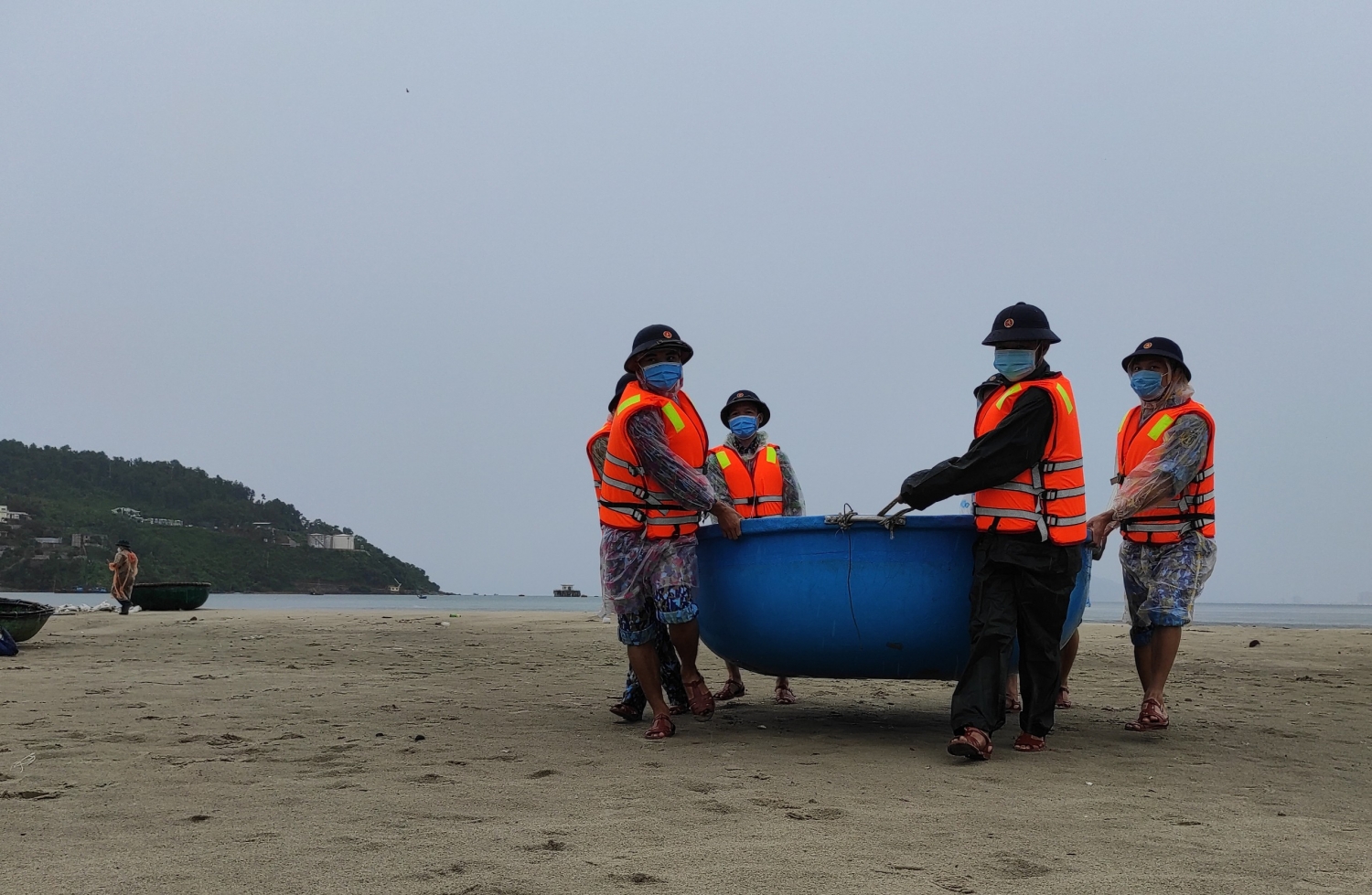 Cán bộ, chiến sĩ Vùng 3 giúp ngư dân phường Hòa Hiệp Bắc di chuyển phương tiện vào nơi tránh bão