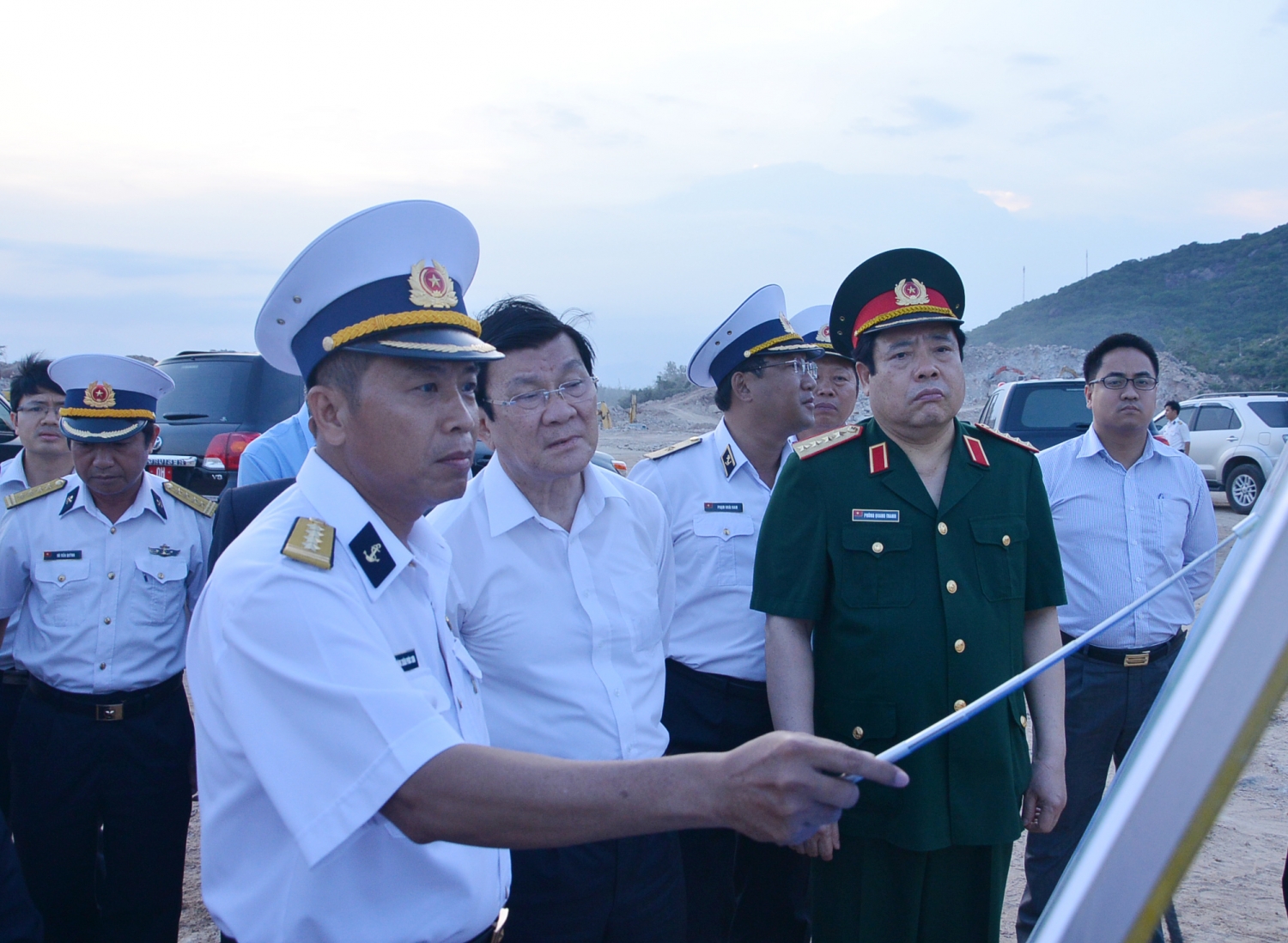 Đại tướng Phùng Quang Thanh và Chủ tịch nước Trương Tấn Sang kiểm tra tiến độ xây dựng cảng Quốc tế Cam Ranh, ngày 1/5/2015