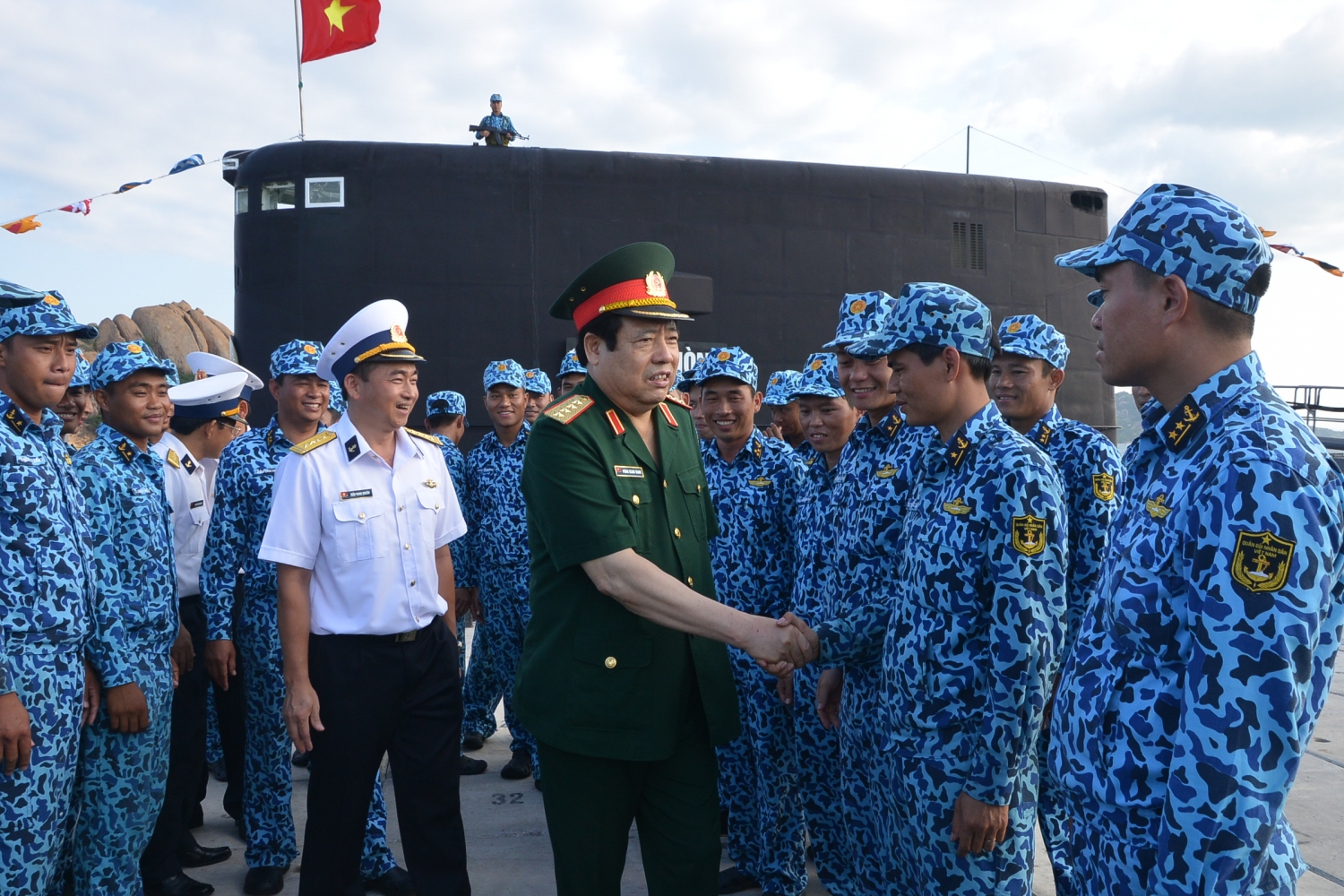 Đại tướng Phùng Quang Thanh thăm, động viên cán bộ, thủy thủ Lữ đoàn Tàu ngầm 189 ngày 1/5/2015