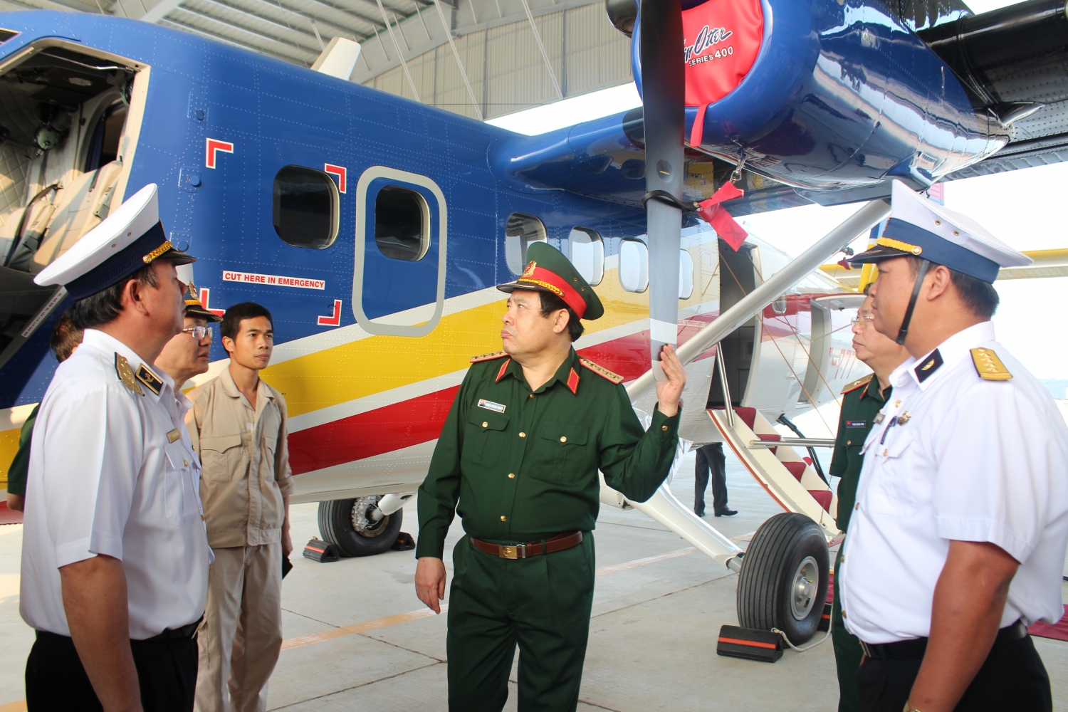Đại tướng Phùng Quang Thanh thăm, kiểm tra Phi đội Thủy phi cơ DHC-6, Lữ đoàn Không quân Hải quân 954 (tháng 9/2013). Ảnh: PV