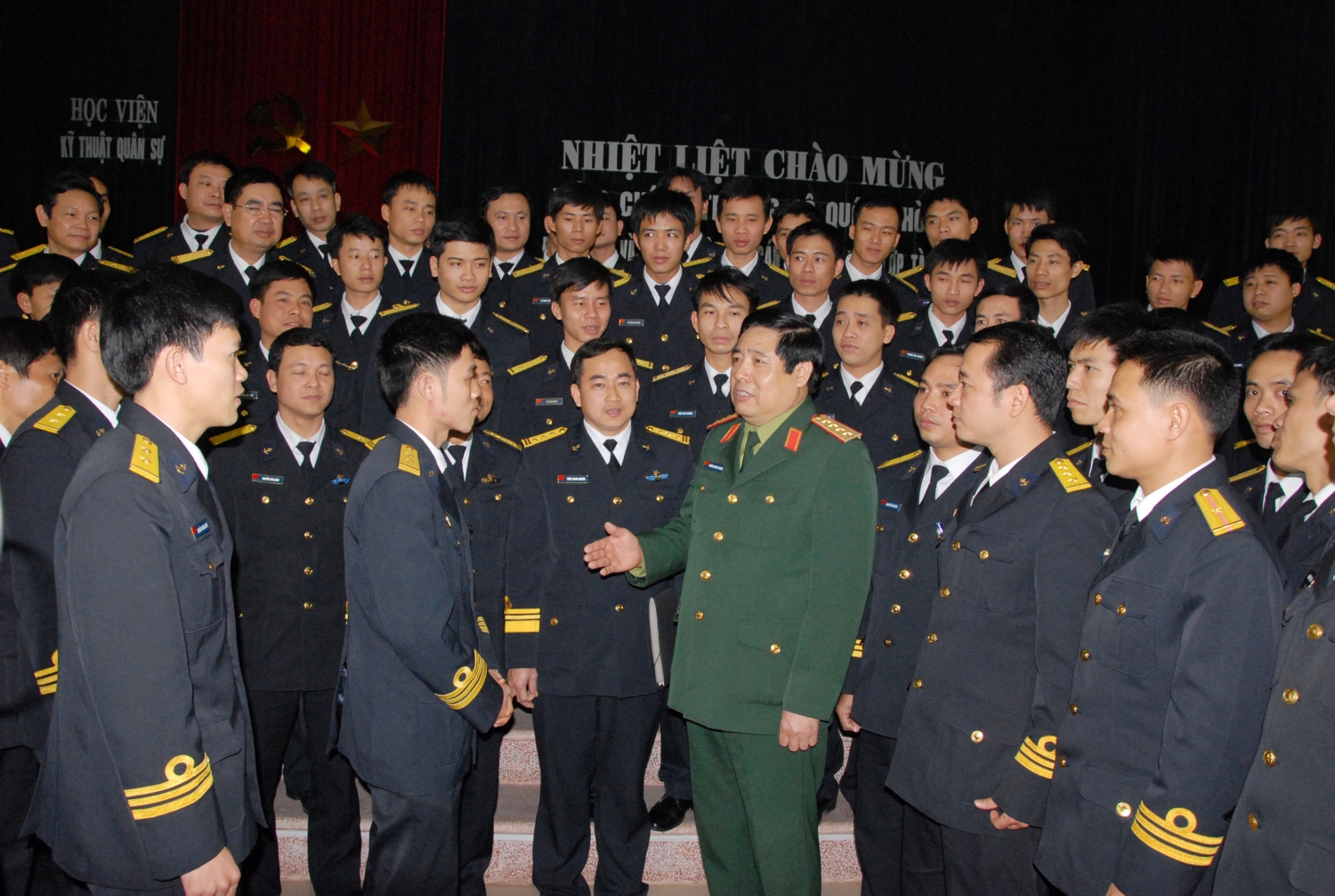 Đại tướng Phùng Quang Thanh thăm, nói chuyện với cán bộ, thủy thủ kíp Tàu ngầm số 1 trước khi đi học tập tại Liên bang Nga (ngày 26/2/2011)