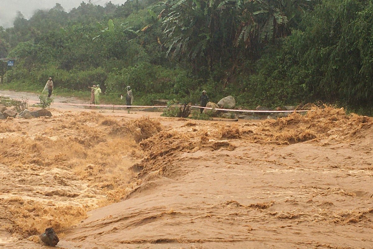 Mưa lớn khiến nước suối ở xã Mường Hoong huyện Đăk Glei dâng cao