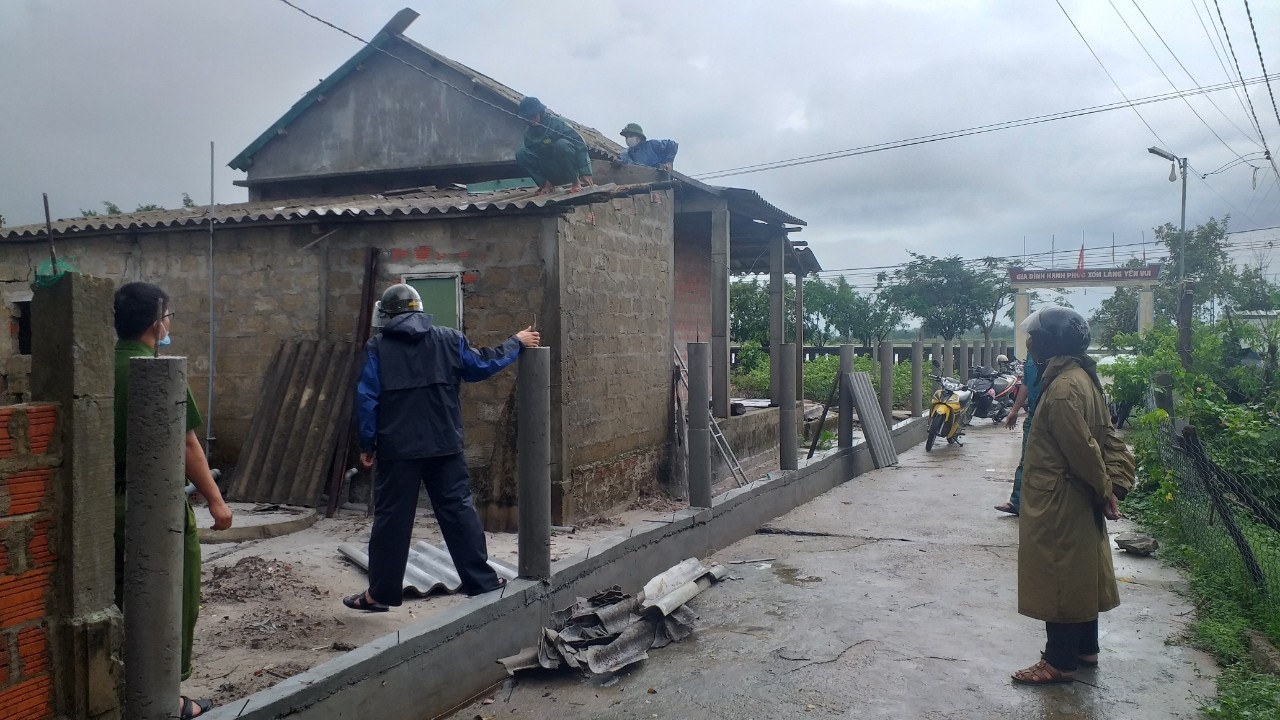 Chính quyền và lực lượng chức năng ở xã Hải Ba (H.Hải Lăng, Quảng Trị) đang cùng người dân sửa lại mái nhà bị tốc