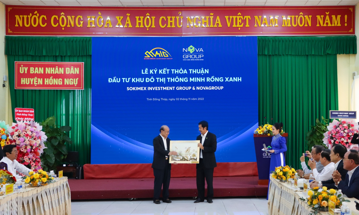 Chủ tịch HĐQT – Nhà sáng lập NovaGroup Bùi Thành Nhơn tặng quà lưu niệm cho ông Neak Oknha Sok Kong - Chủ tịch Tập đoàn Sokimex.