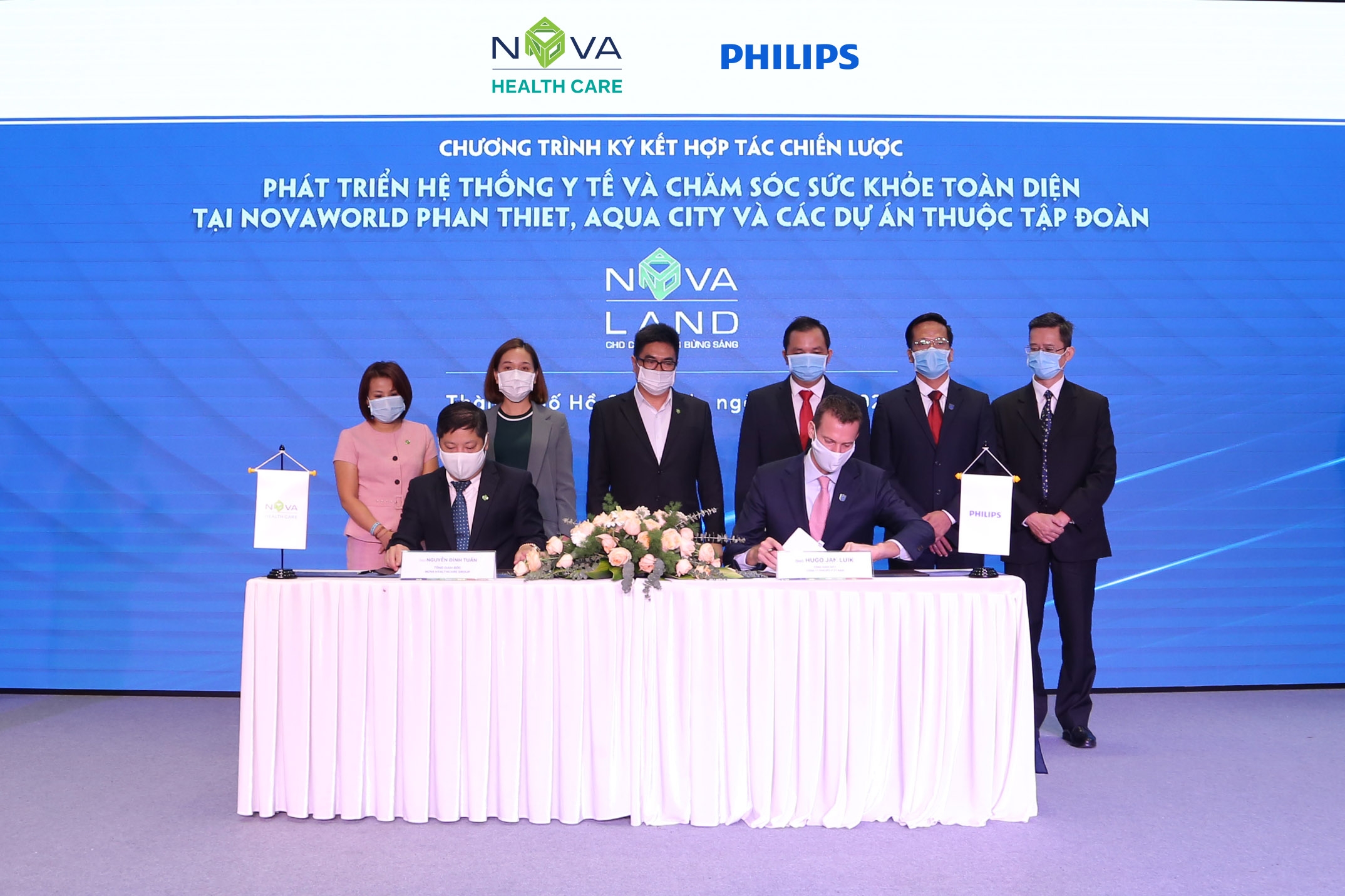 Đại diện NOVA HEALTHCARE và Philips trong sự kiện  ký kết hợp tác chiến lược