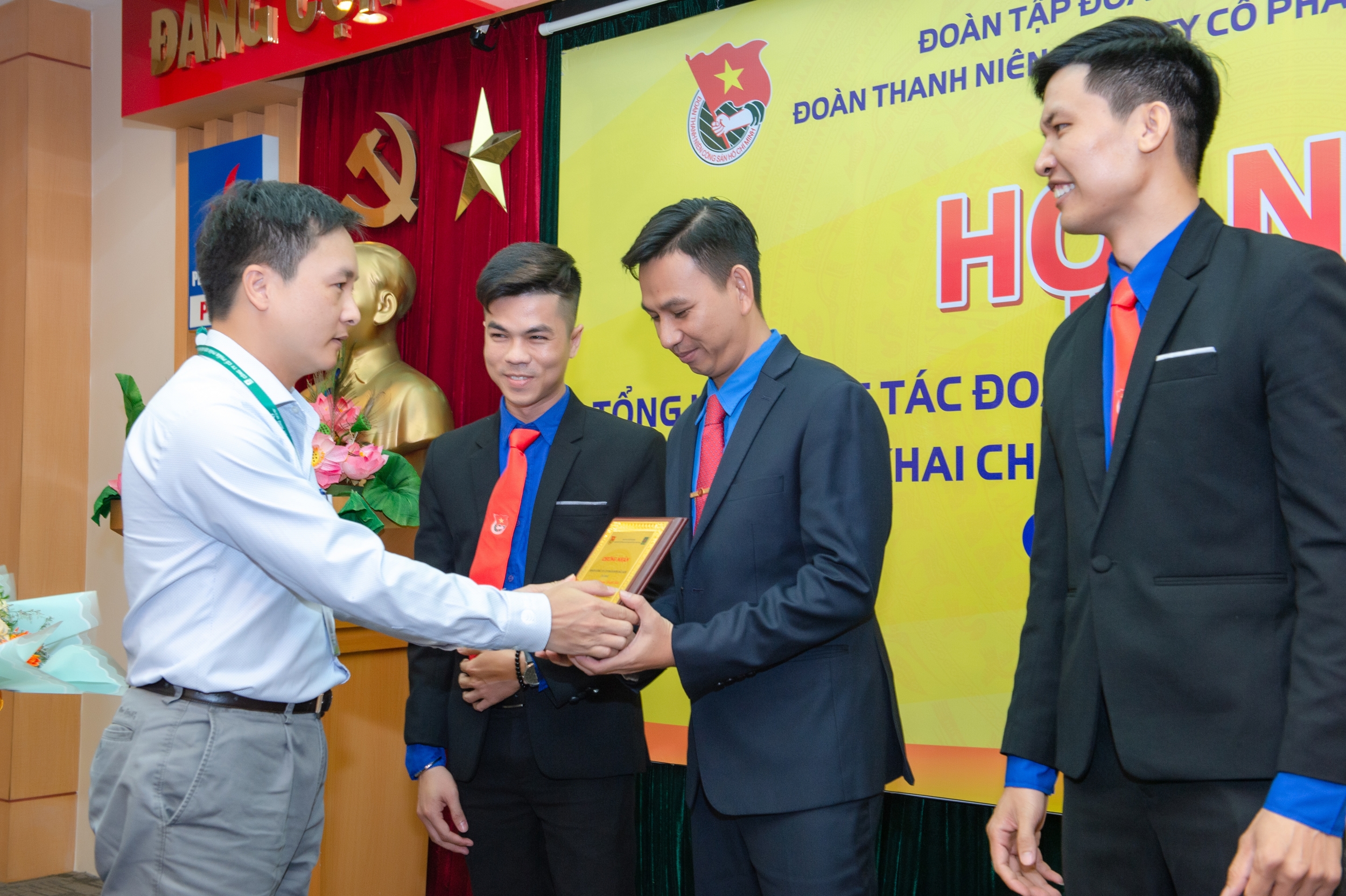 Lãnh đạo Công ty trao tặng bằng khen cho Ban thường vụ Đoàn thanh niên Công ty