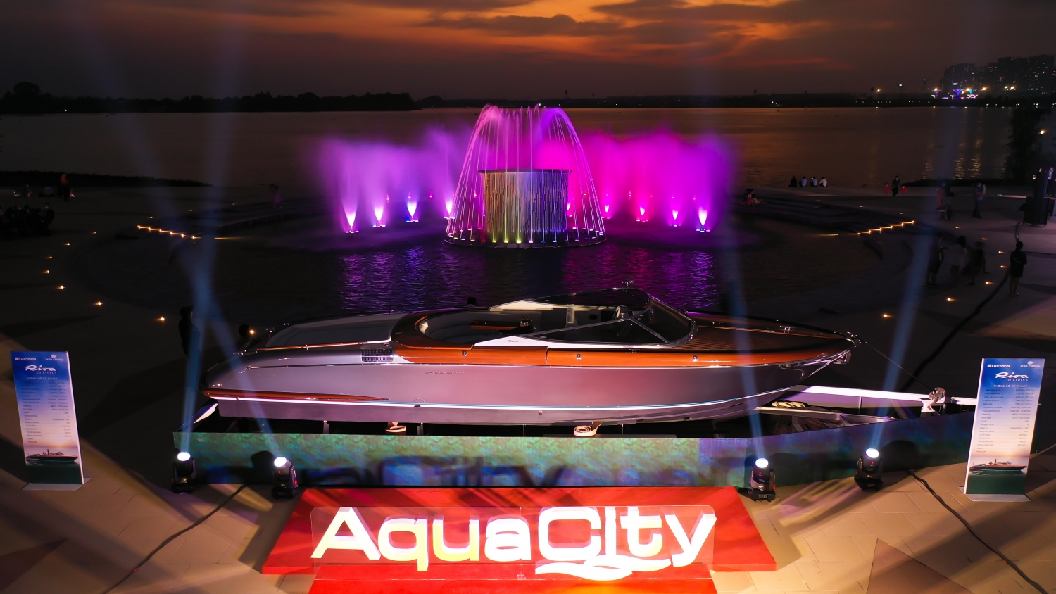 Biểu tượng nghệ thuật du thuyền nước Ý - Riva Aquariva Super cập bến Aqua Marina, đô thị sinh thái Aqua City
