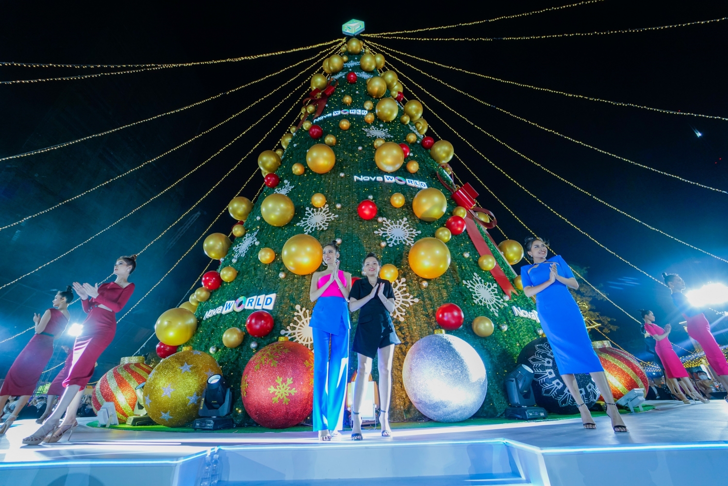 Sân khấu độc đáo quanh cây thông Noel cao 25m là điểm nhấn của chuỗi sự kiện cuối năm tại Novaland Gallery