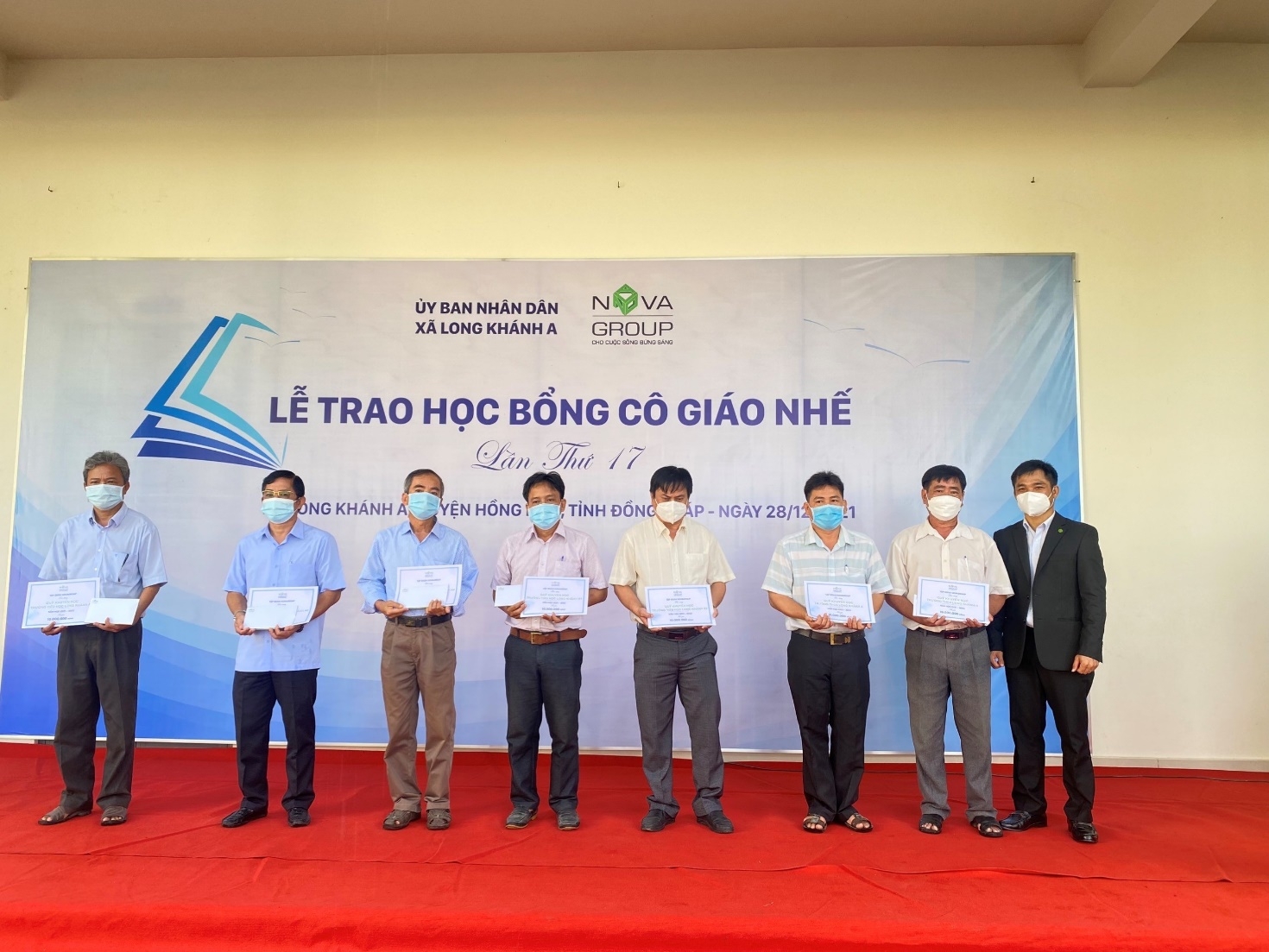NovaGroup hỗ trợ kinh phí phục vụ công tác giảng dạy cho các trường ở xã Long Khánh