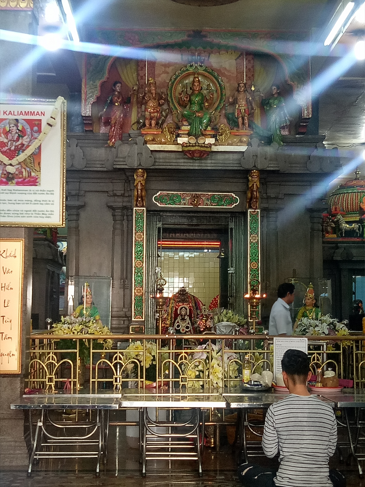 up mat vao da gui nguyen cau den me mariamman