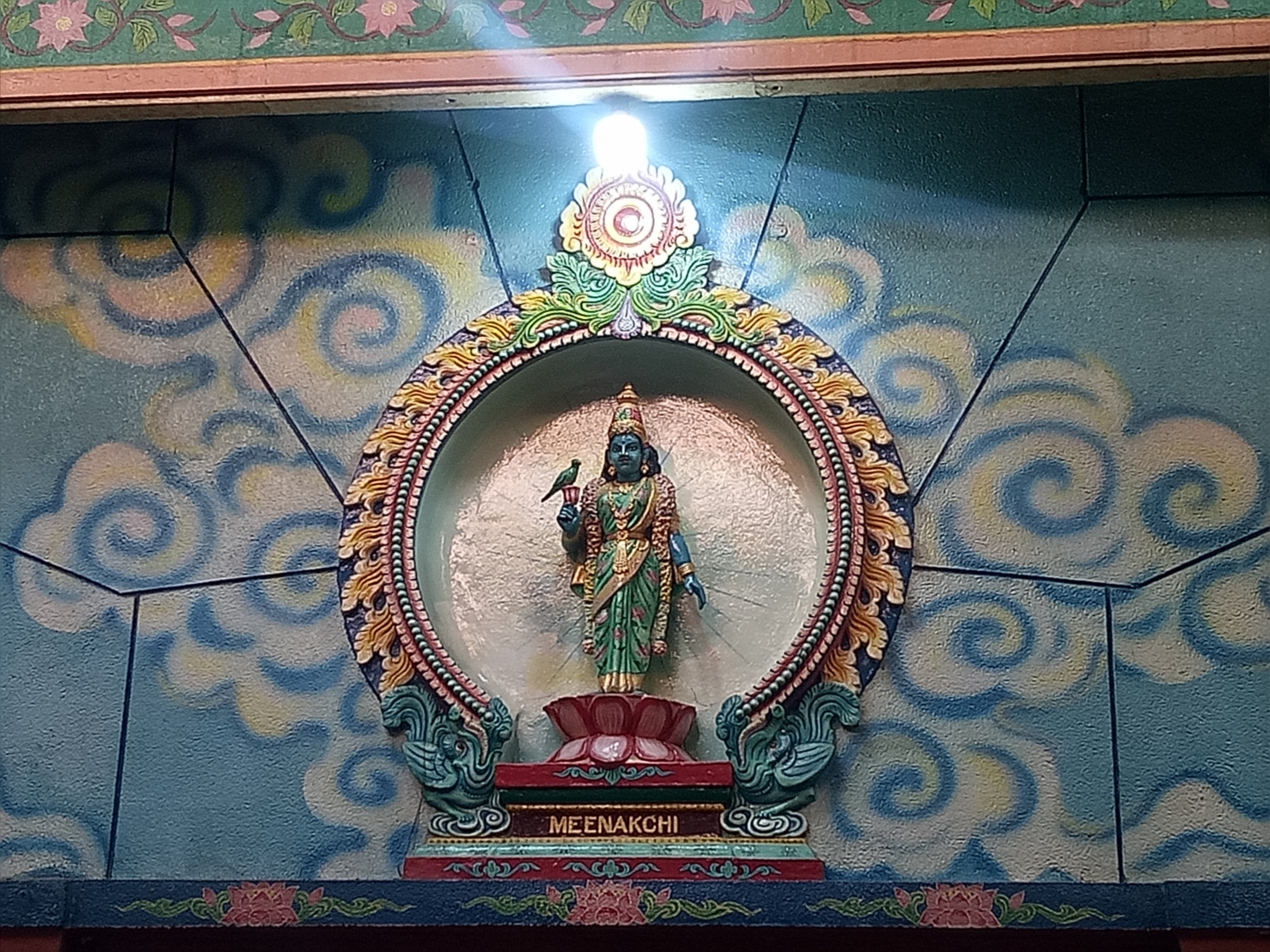 up mat vao da gui nguyen cau den me mariamman