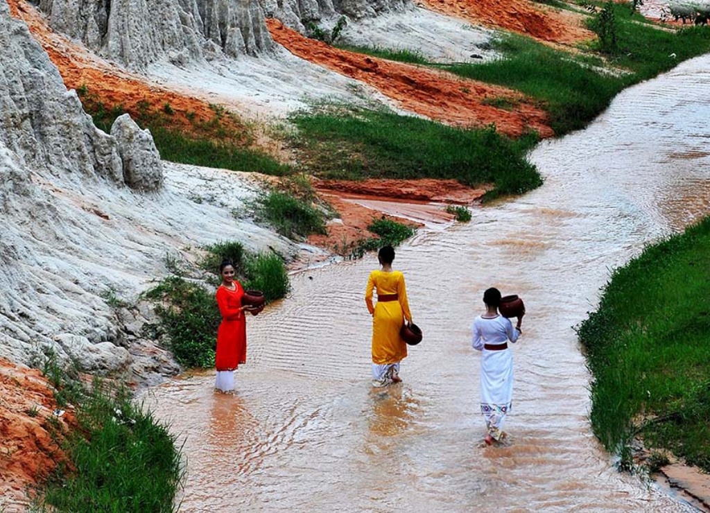 suoi tien don gan 10000 luot khach du xuan canh ty