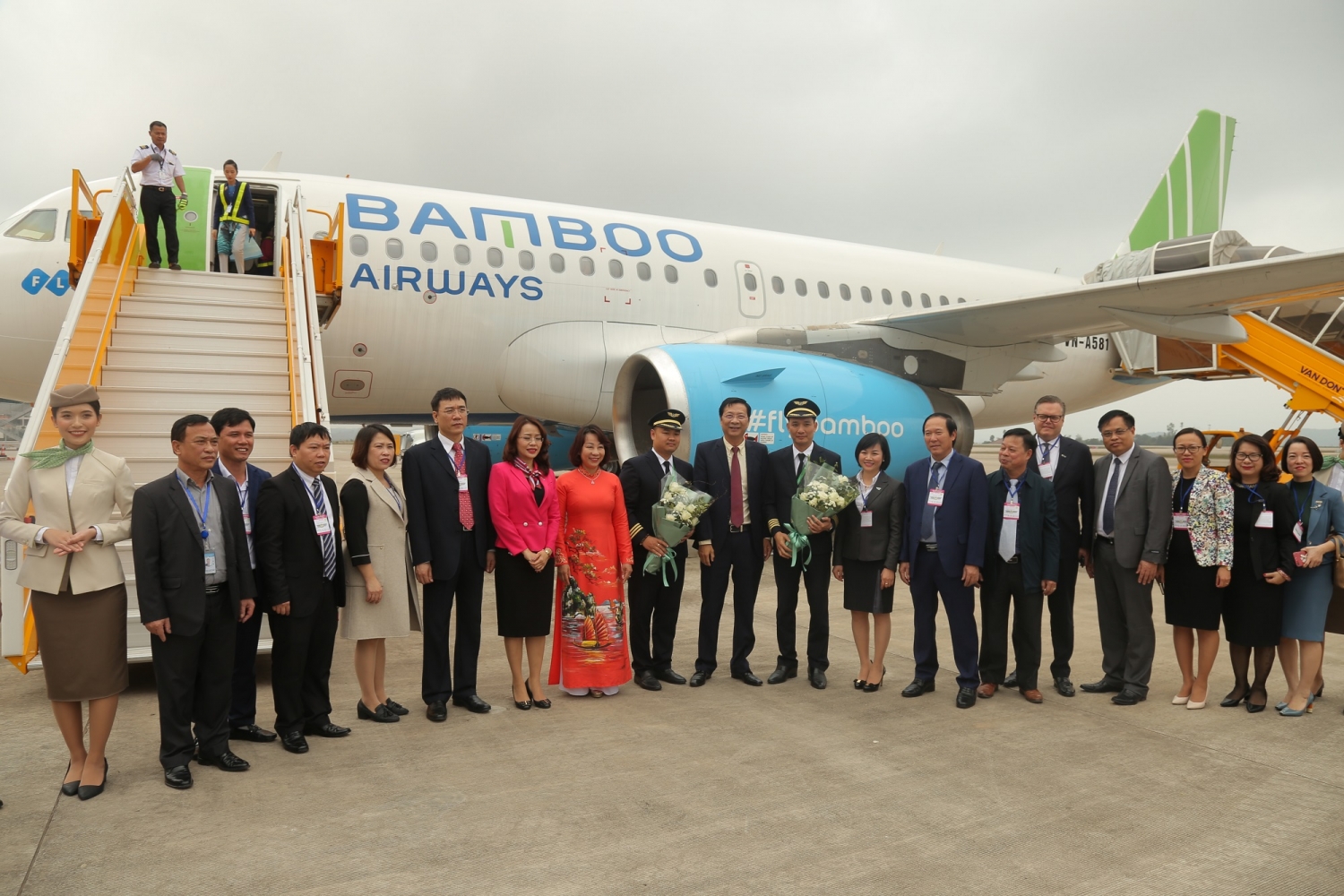 Máy bay của Bamboo Airways hạ cánh xuống Cảng hàng không quốc tế Vân Đồn