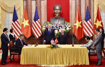 Tổng Bí thư - Chủ tịch nước Nguyễn Phú Trọng và Tổng thống Mỹ Donald Trump chứng kiến lễ ký kết mua 10 máy bay Boeing 787-9 Dreamliner của Bamboo Airw