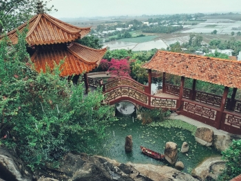 Cảm hóa cặp đôi mãng xà bằng kinh phật ở chùa Hang