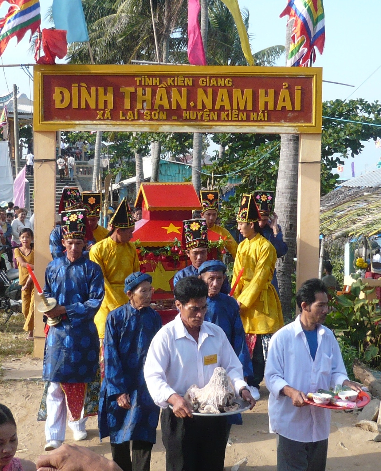 hon son vien ngoc xanh tren bien tay nam