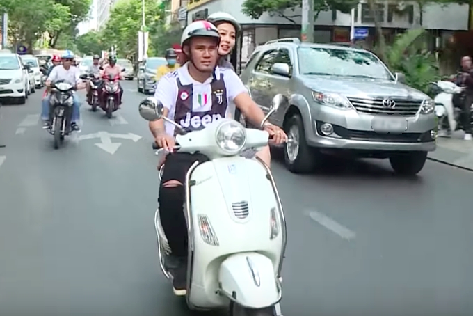 Một ngày dạo quanh Sài Gòn cùng Phan Thanh Bình và Jennifer Phạm