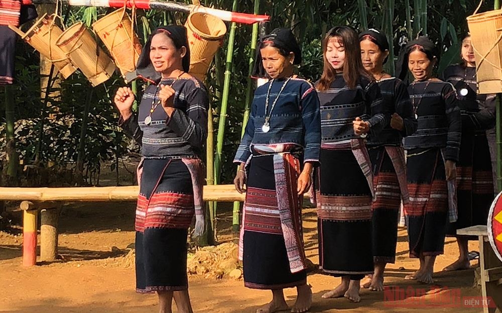 Đón tháng 4 “Việt Nam với những sắc màu dân tộc” tại Làng Văn hóa - Du lịch