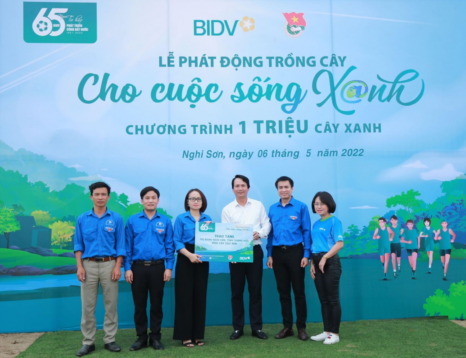 BIDV thực hiện chương trình “Trao máy tính, gửi tương lai” và trồng cây xanh tại Thanh Hóa