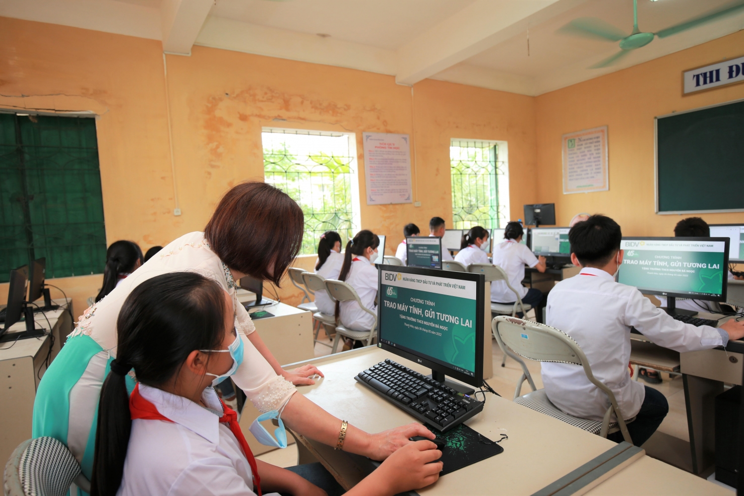 BIDV thực hiện chương trình “Trao máy tính, gửi tương lai” và trồng cây xanh tại Thanh Hóa
