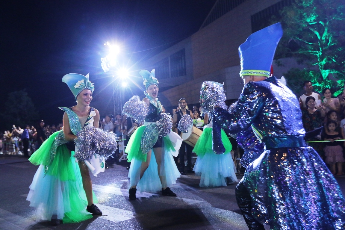 Người dân và du khách tới Đà Nẵng lại tiếp tục “cháy” cùng carnival đường phố đêm 30/6