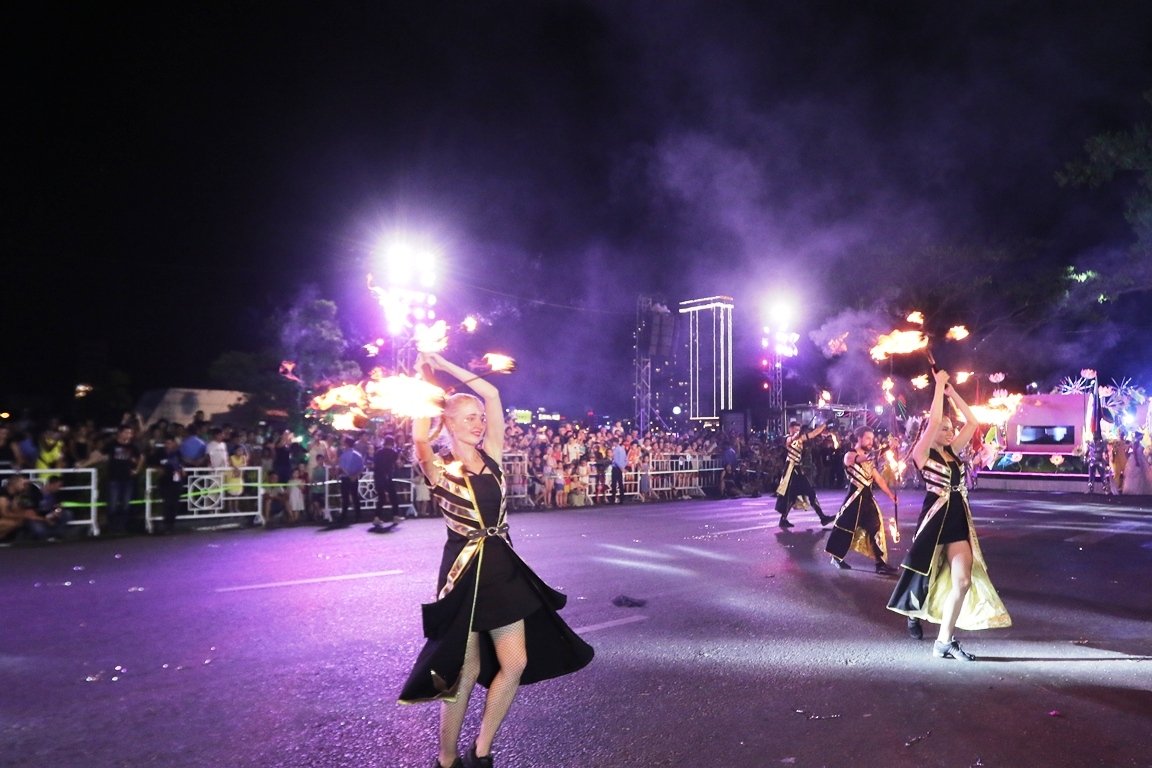 Người dân và du khách tới Đà Nẵng lại tiếp tục “cháy” cùng carnival đường phố đêm 30/6