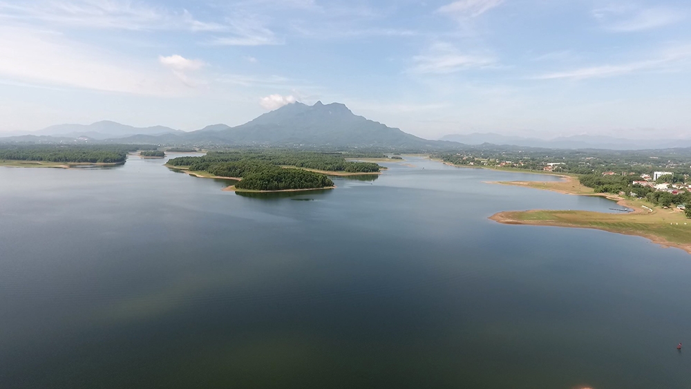 Hồ Suối Hai đẹp thơ mộng dưới chân núi Ba Vì, Hà Nội