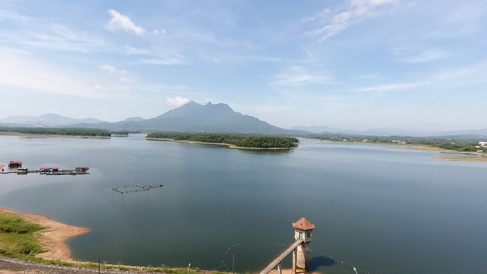Hồ Suối Hai đẹp thơ mộng dưới chân núi Ba Vì, Hà Nội