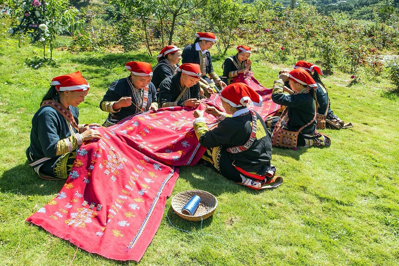Lào Cai: “Đánh thức” tiềm năng du lịch làng nghề