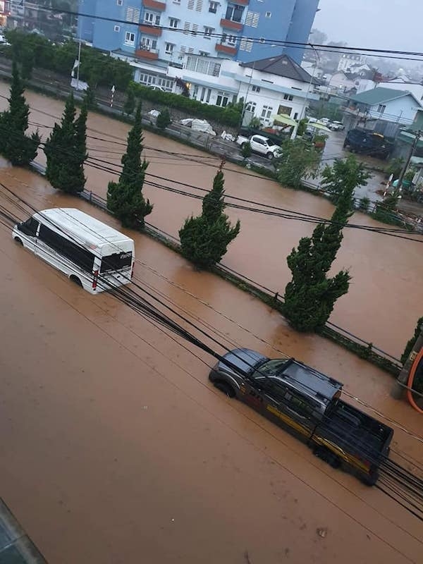 Mưa lớn kéo dài tại Đà Lạt, dân tình “bể kèo” với kế hoạch du lịch